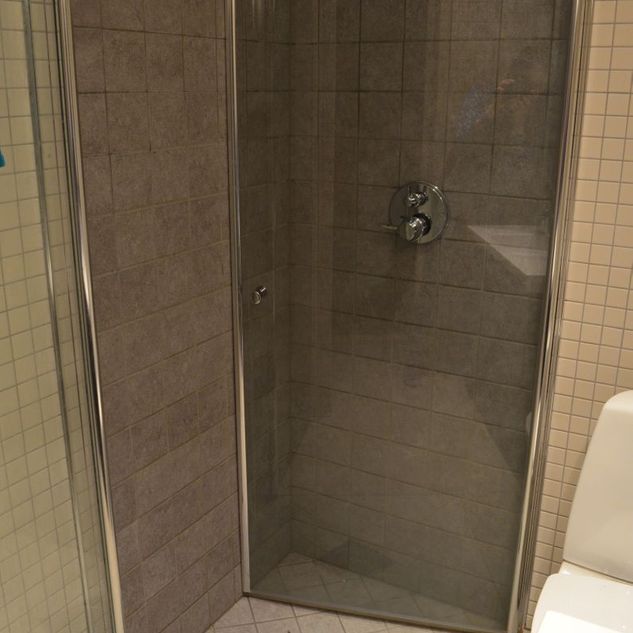 Også i dusjen er fleire typar fliser koordinerte.